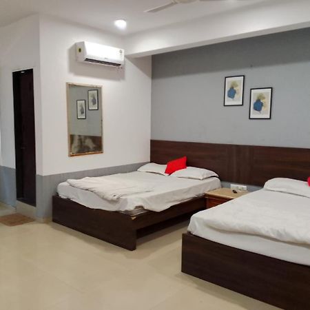 Infinity Rooms & Banquet 수라트 외부 사진