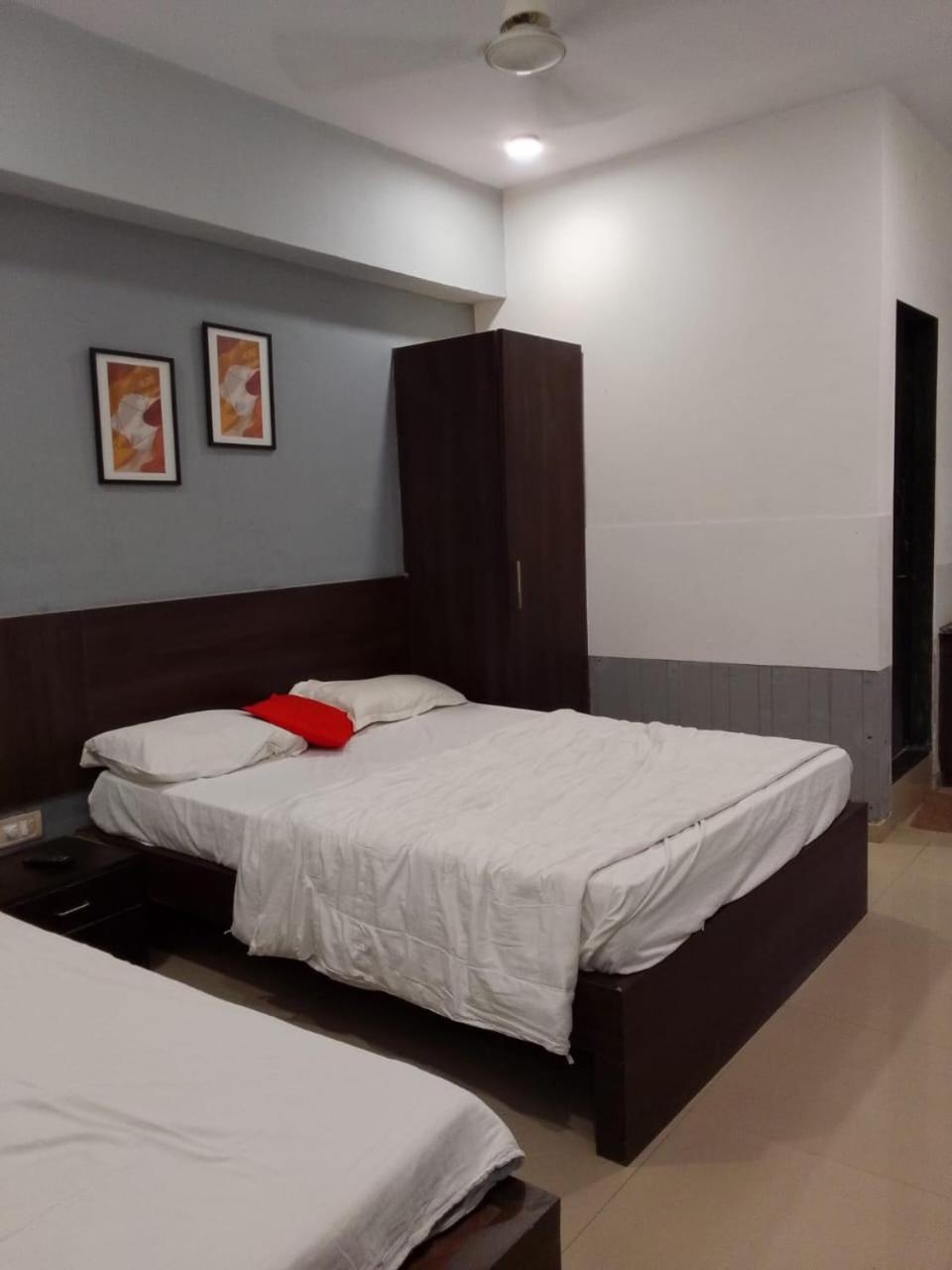 Infinity Rooms & Banquet 수라트 외부 사진
