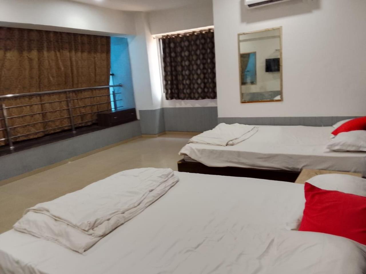 Infinity Rooms & Banquet 수라트 외부 사진
